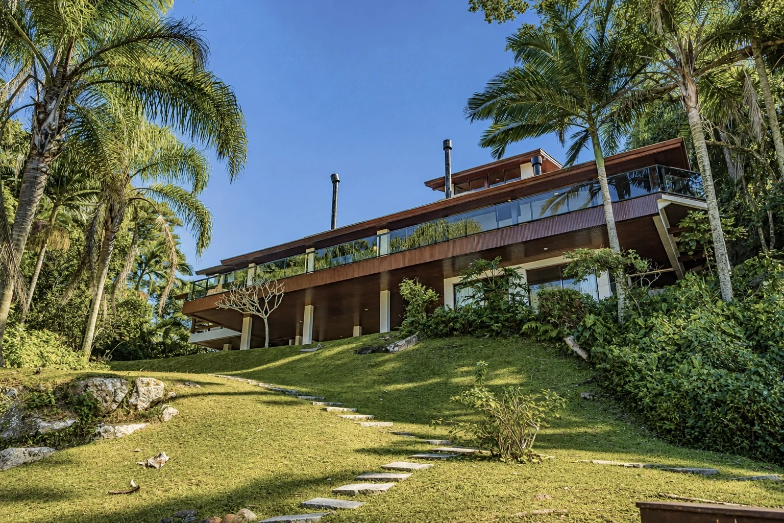 Fachada da residência entre jardins tropicais