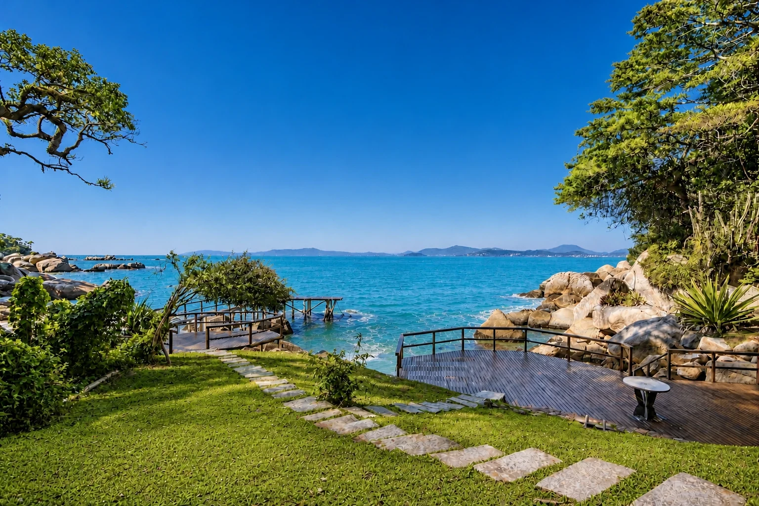 Jardim à beira-mar, decks de madeira e píer privativo da Villa Marina Piccola