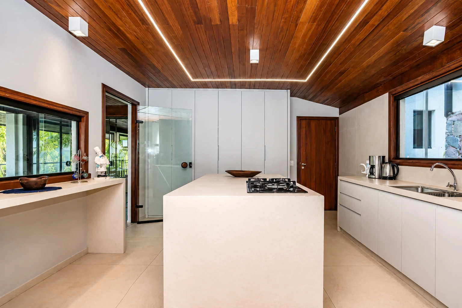 Cozinha contemporânea com ilha central