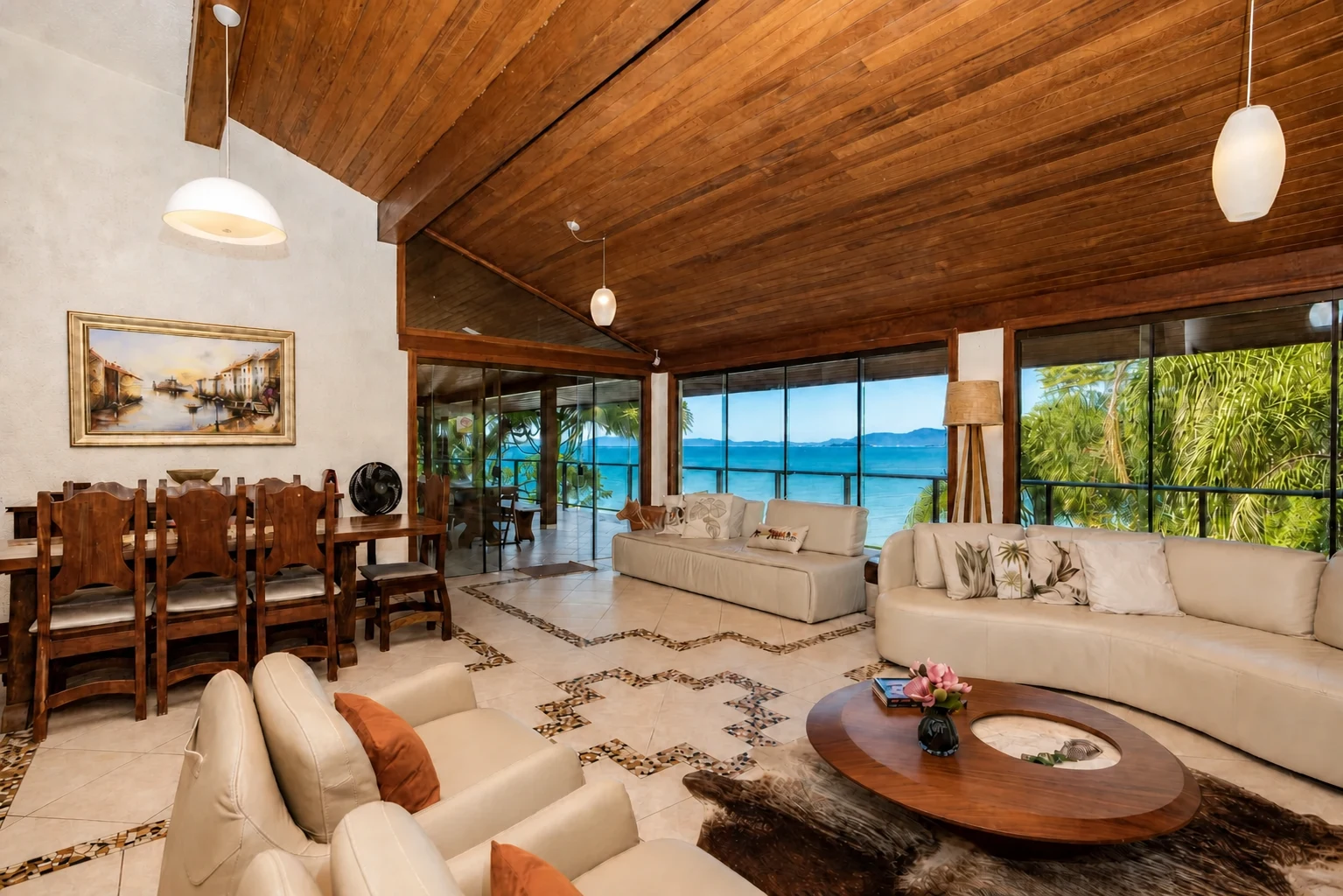 Living e sala de jantar com vista para o mar